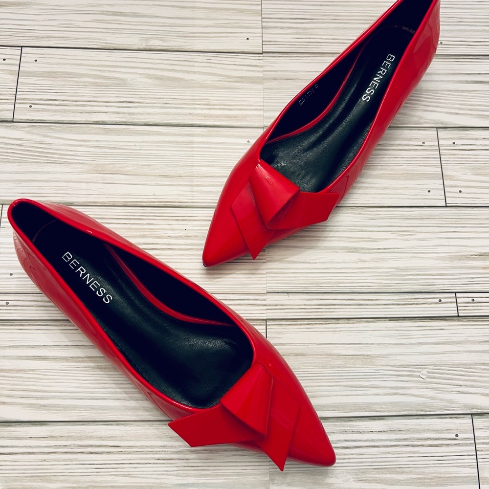 NWOB Berness Edith Women's Red Bow Flats sz 6